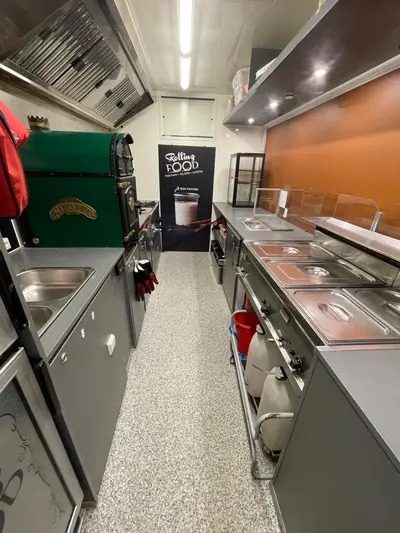 Professioneller Foodtruck komplett ausgebaut nur 17000 km
