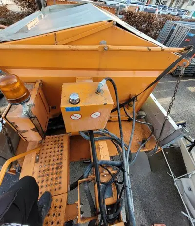 URGENT! A vendre UNIMOG U 1450 4x4 Camion Mercedes avec 117000km Pont Basculant