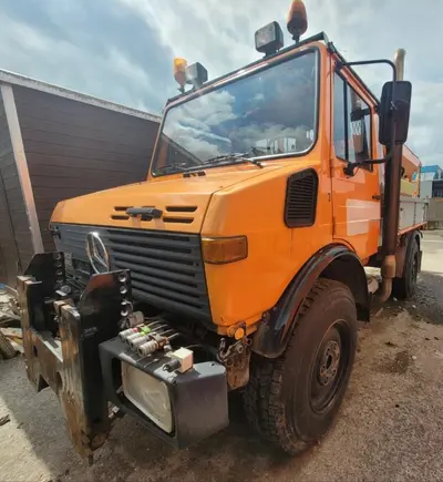 URGENT! A vendre UNIMOG U 1450 4x4 Camion Mercedes avec 117000km Pont Basculant
