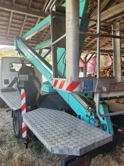 À vendre Camion nacelle Nissan Trade 100 avec élévateur à nacelle