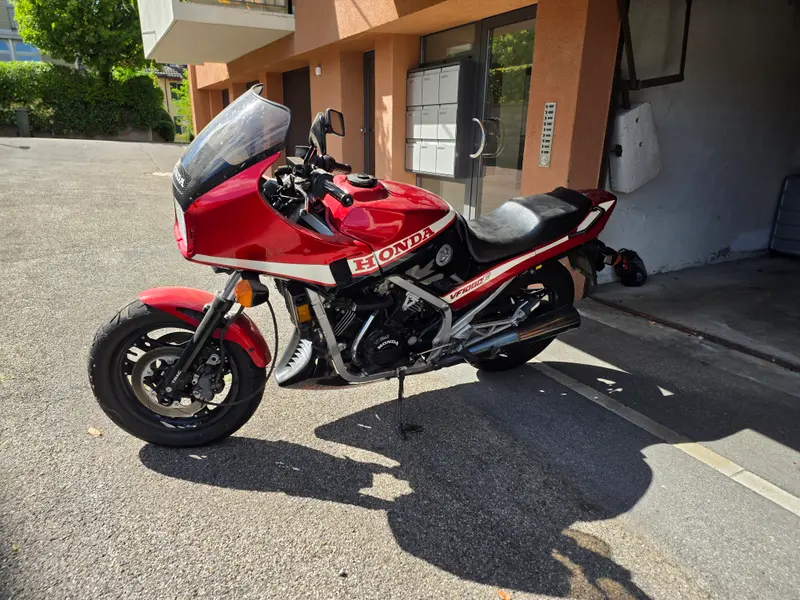 Honda VF 1000 F. Im 2021 Gesamterneuert.