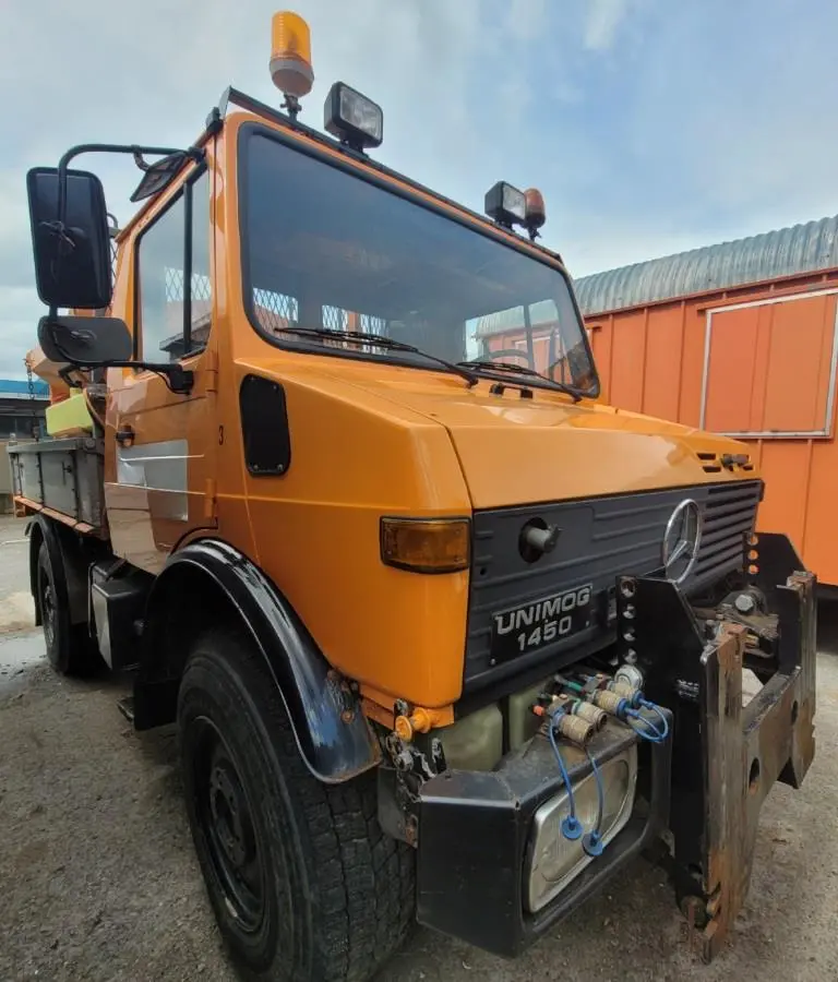 URGENT! A vendre UNIMOG U 1450 4x4 Camion Mercedes avec 117000km Pont Basculant