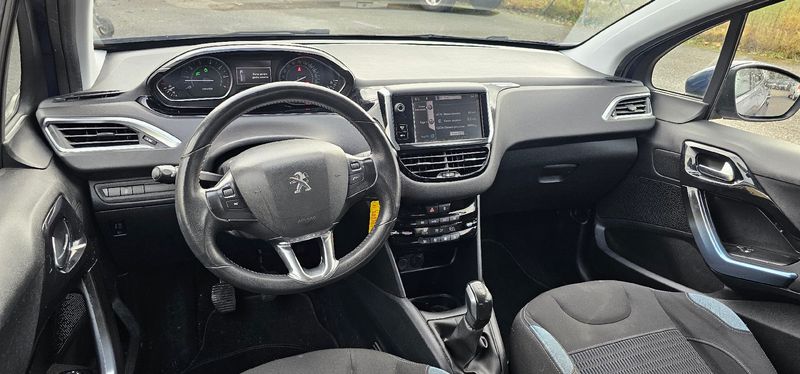 PEUGEOT 208 - photo 2