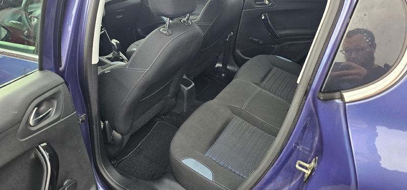 PEUGEOT 208 - photo 3